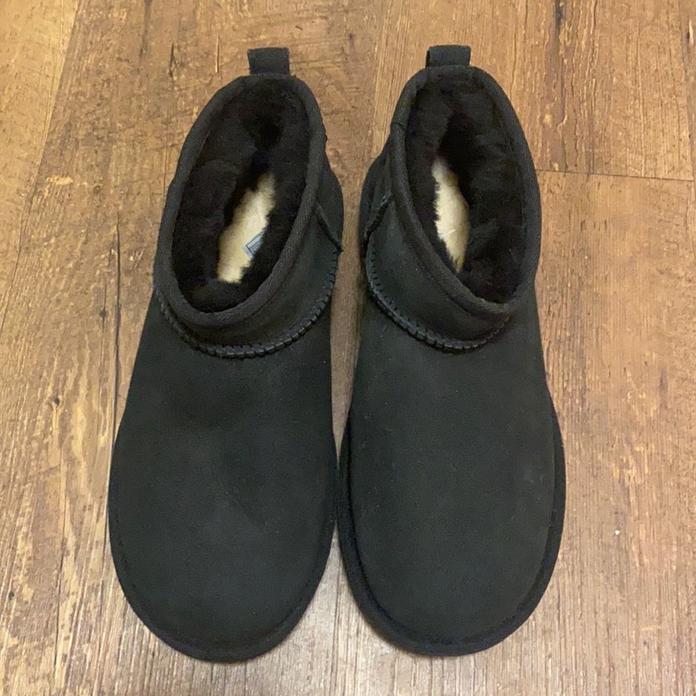 Ugg ultra mini ankle boot, size 6, never worn